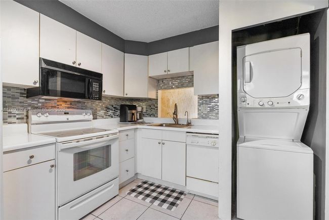 APT-33 - 3200 Nw 5 Th Ter, Townhouse with 2 bedrooms, 2 bathrooms and null parking in Pompano Beach FL | Image 12
