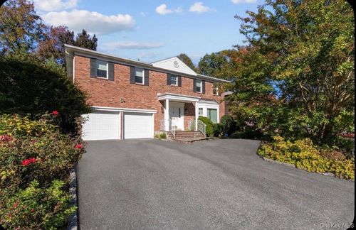 6 Pin Oak Dr, Roslyn, NY, 11576-3212 | Card Image