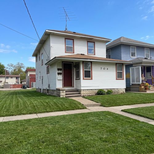 704 W 1st St, Waterloo, IA, 50701-5904 | Card Image