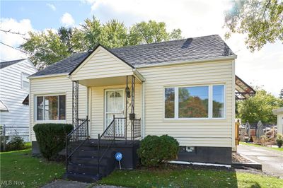 View of front of house with a front yard | Image 1