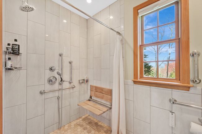 Ensuite Full Bathroom | Image 19