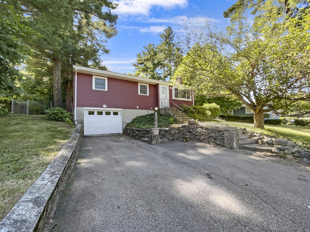 Coronation Dr, Franklin, MA 02038