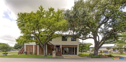 210 Royal George Cir, Mcqueeney, TX, 78123-3433 | Card Image