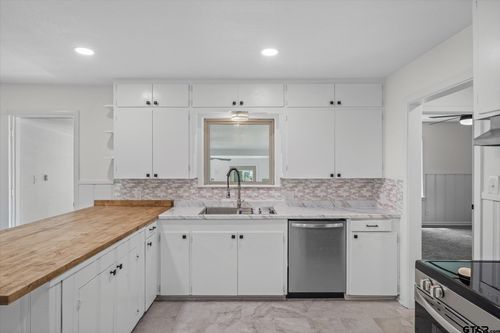 252 E Main St, Van, TX, 75790-2932 | Card Image