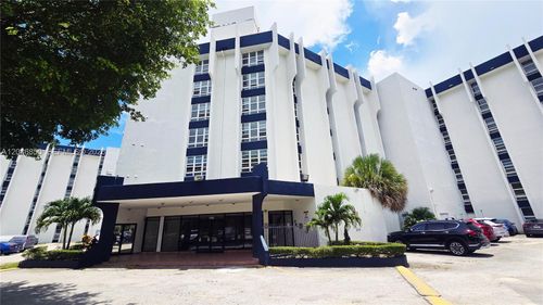 203-9682 Fontainebleau Blvd, Miami, FL, 33172-4121 | Card Image