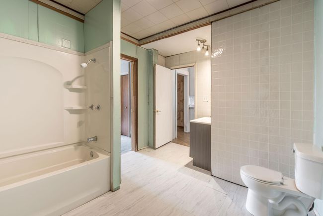 Full Bathroom 1 - Main Floor | Image 21