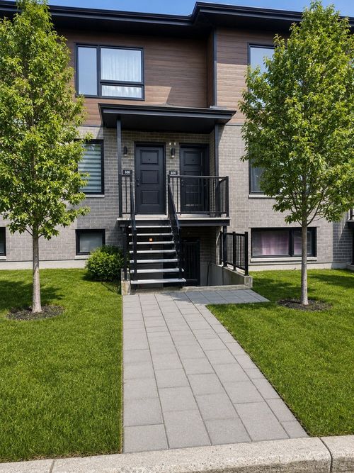 694 Rue Lamarre, Longueuil, QC, J4J1T3 | Card Image