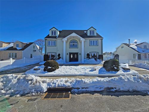645 Wyngate Dr W, Valley Stream, NY, 11580-1444 | Card Image