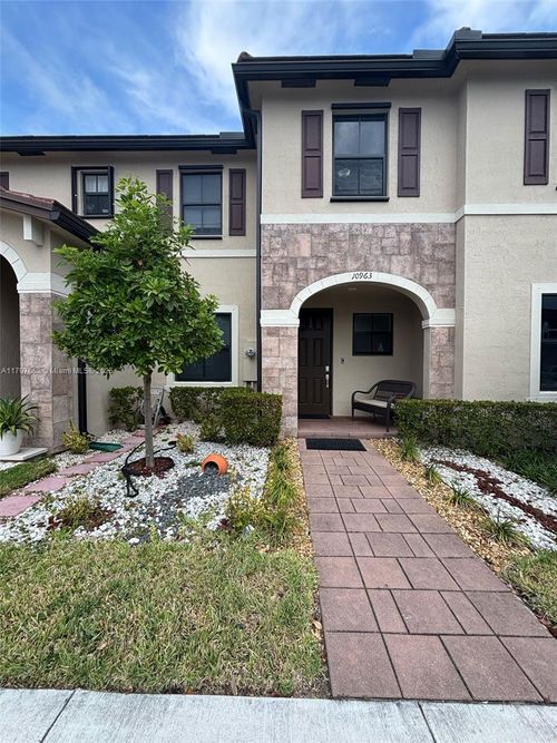 10963-10963 W 32nd Ln, Hialeah, FL, 33018-2184 | Card Image