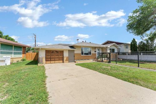 2711 Dunmore Rd Se, Medicine Hat, AB, T1A2A6 | Card Image