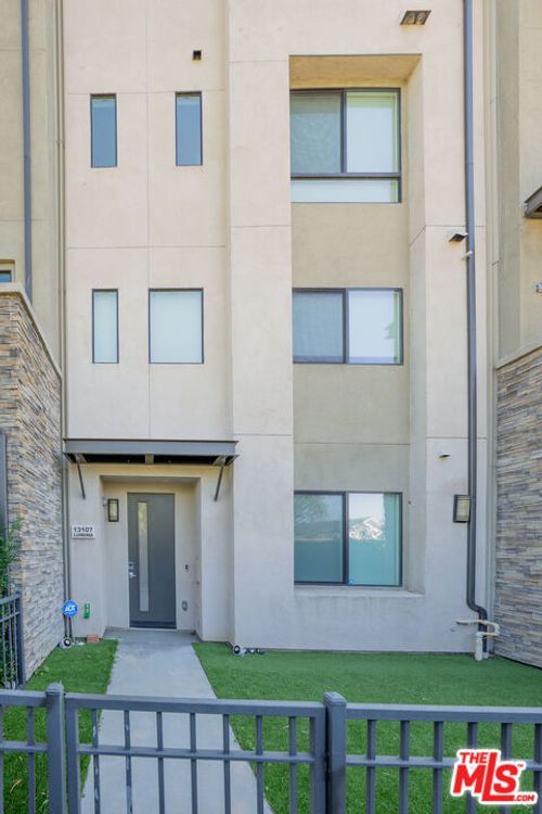13107 W Lumina Way, Valley Glen, CA, 91401-2009 | Card Image