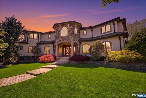 305 Blauvelt Ct, Paramus, NJ, 07652-1763 | Card Image