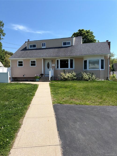 16 Kopf St, Brentwood, NY, 11717-6510 | Card Image