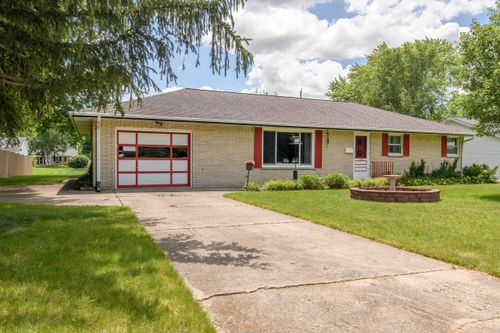 321 Macarthur Dr, Mukwonago, WI, 53149-1136 | Card Image
