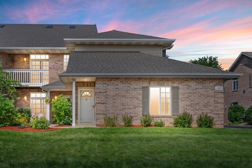 1339 Hillwood Blvd, Pewaukee, WI, 53072-6901 | Card Image