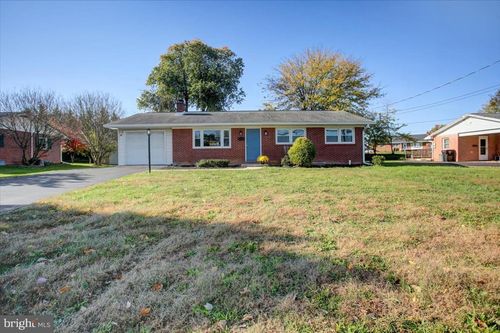 90 W Walter Ave, GREENCASTLE, PA, 17225-1450 | Card Image