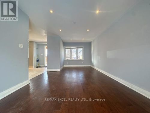 upper-39 Crittenden Sq, Scarborough, ON, M1B1V2 | Card Image