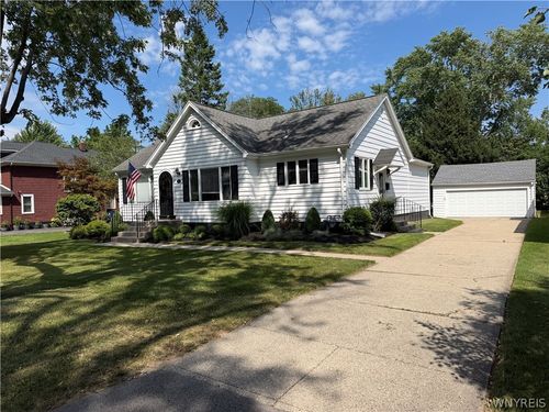 88 Royal Pkwy E, Amherst, NY, 14221-6402 | Card Image