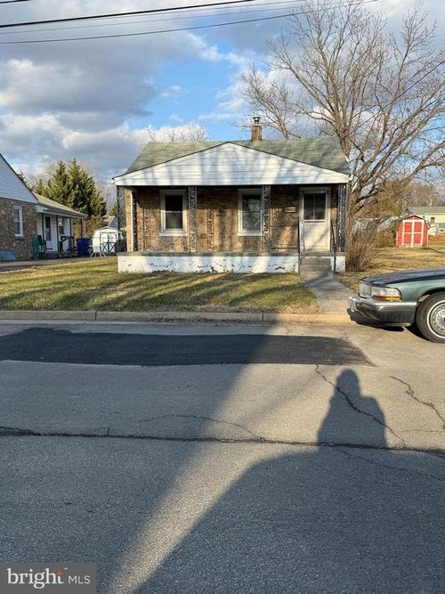 831 W 13th St, FRONT ROYAL, VA, 22630-2913 | Card Image