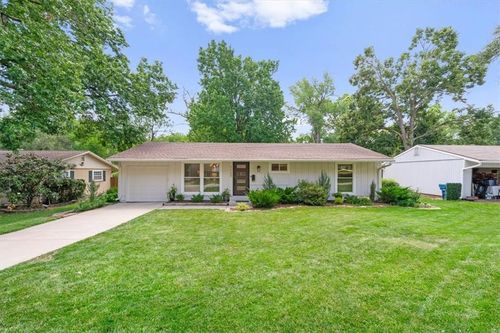 7725 Colonial Dr, Prairie Village, KS, 66208-4642 | Card Image