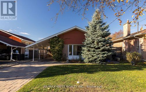 6 Lagos Road, Toronto (Rexdale-Kipling), ON, M9N4E4 | Card Image