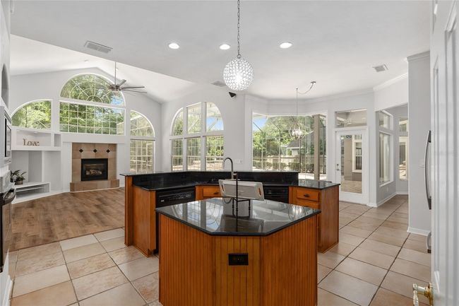 STUNNING POOL VIEWS FROM THE KITCHEN | Image 23