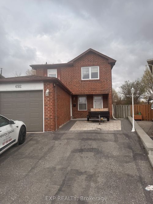 692 Sultana Square, Pickering, ON, L1V3Y3 | Card Image