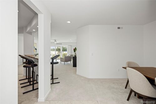 apt-68-3565 Port Cove Dr, Waterford, MI, 48328-4577 | Card Image