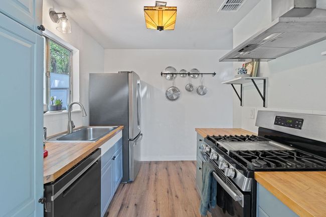 Updated gas range and dishwasher | Image 10