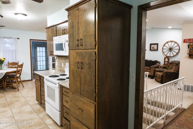 2512 Holliday St, House other with 3 bedrooms, 2 bathrooms and null parking in Plainview TX | Image 9