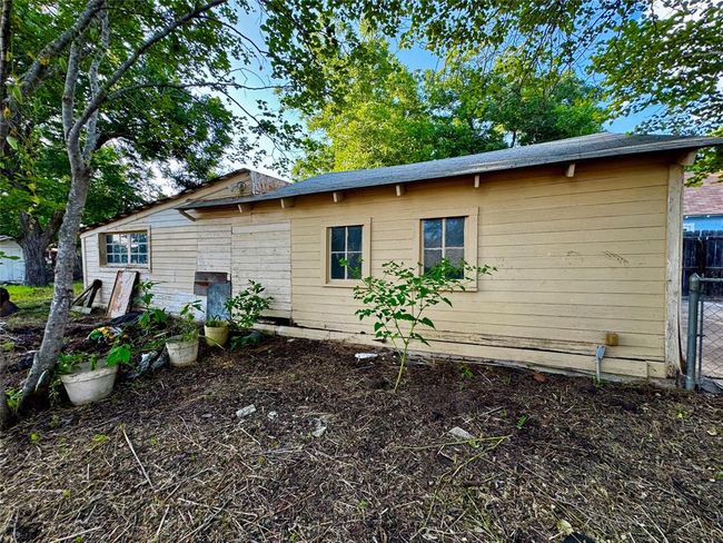 Side view of 2 car garage and workshop in the back | Image 41