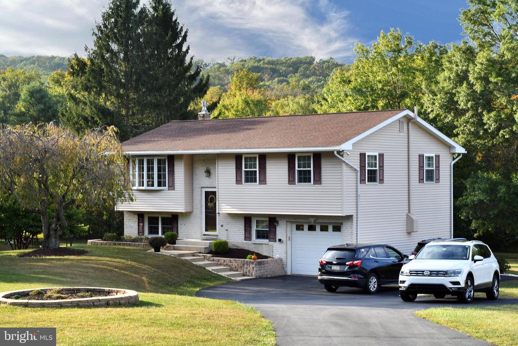 Sweet Arrow Lake Rd, Pottsville, PA 17901