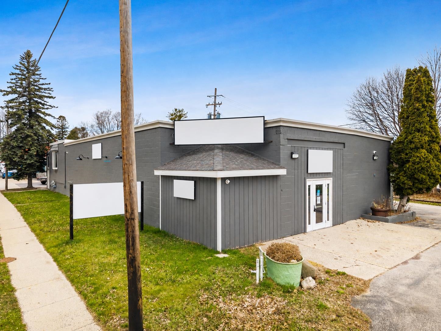 108 N State St, Harrisville, MI 48740