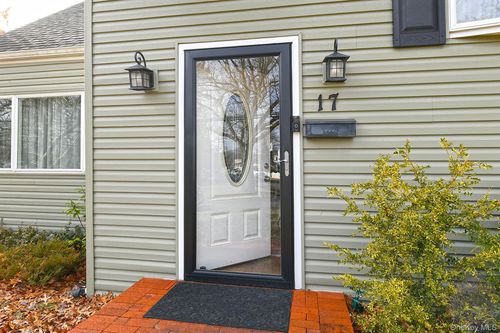 17 Pine Tree Rd, S Huntington, NY, 11746-7428 | Card Image