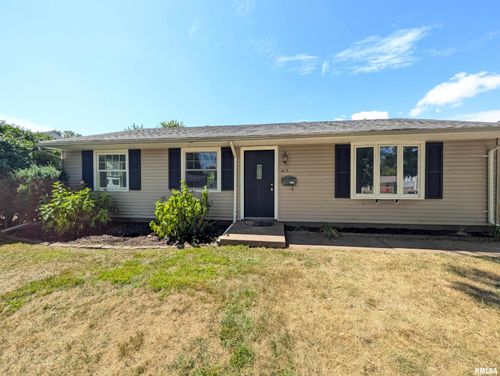 415 Manor St, Pekin, IL, 61554-3923 | Card Image