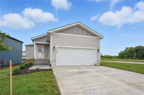 719 Glenn Ln, Kansas City, MO, 64152 | Card Image