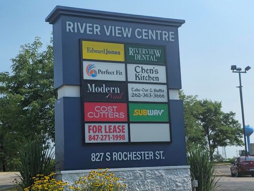 827 S Rochester St, Mukwonago, WI, 53149-1652 | Card Image