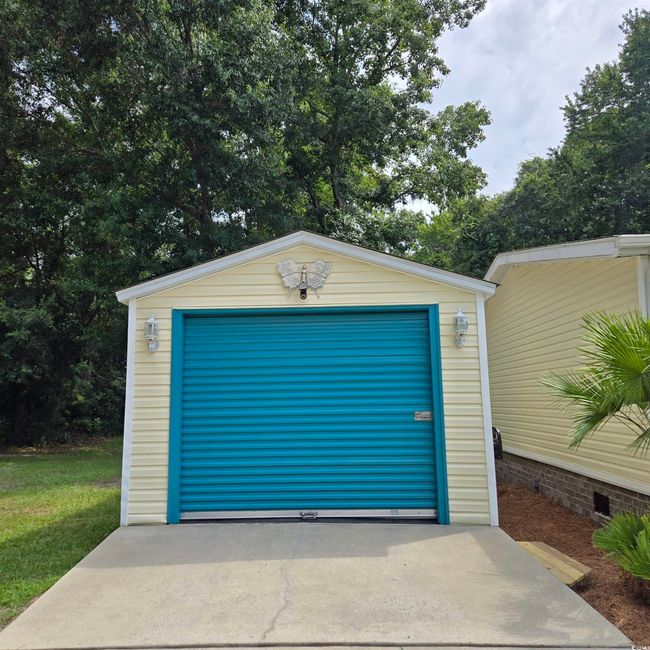 Detached garage with driveway | Image 6