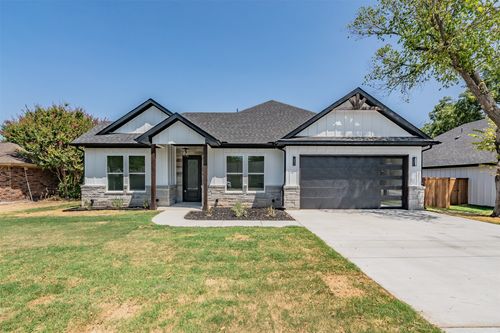 305 W Hobbs St, Boyd, TX, 76023-3121 | Card Image