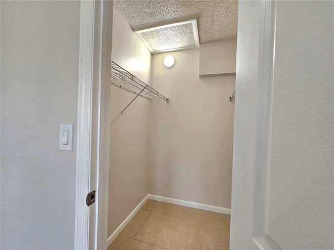 WALK-IN CLOSET | Image 18