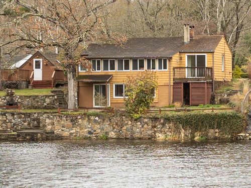 24 Echo Point Rd, Guilford, CT, 06437-1703 | Card Image