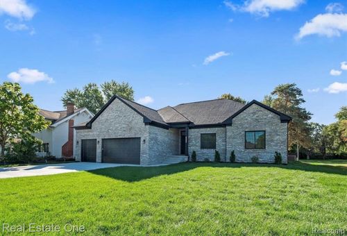 5636 Paris Dr, Sterling Heights, MI, 48310-4145 | Card Image