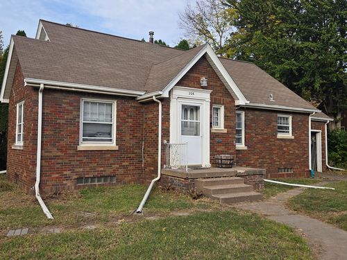 206 E Locust St, Davenport, IA, 52803-2812 | Card Image