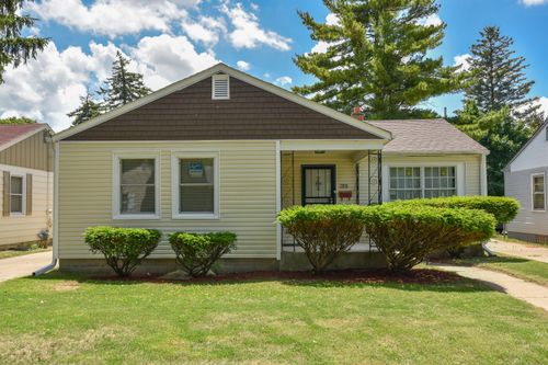 1913 W Eggert Pl, Milwaukee, WI, 53209-5718 | Card Image