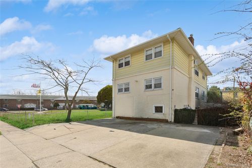 31 Julian Pl, Island Park, NY, 11558-2116 | Card Image