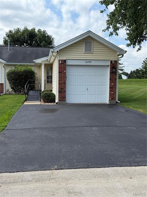 16190 Rose Wreath Lane, Florissant, MO, 63034 | Card Image