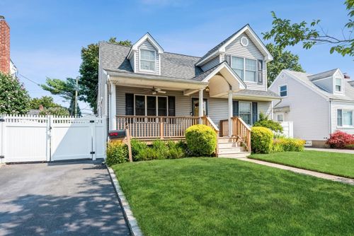 6 Arnold St, Hicksville, NY, 11801-5242 | Card Image