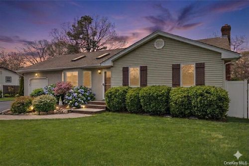 272 Edward Ave, Medford, NY, 11763-4026 | Card Image