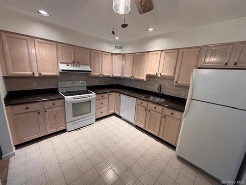 35 Deer Crossing Dr, Fishkill, NY, 12524-1362 | Card Image