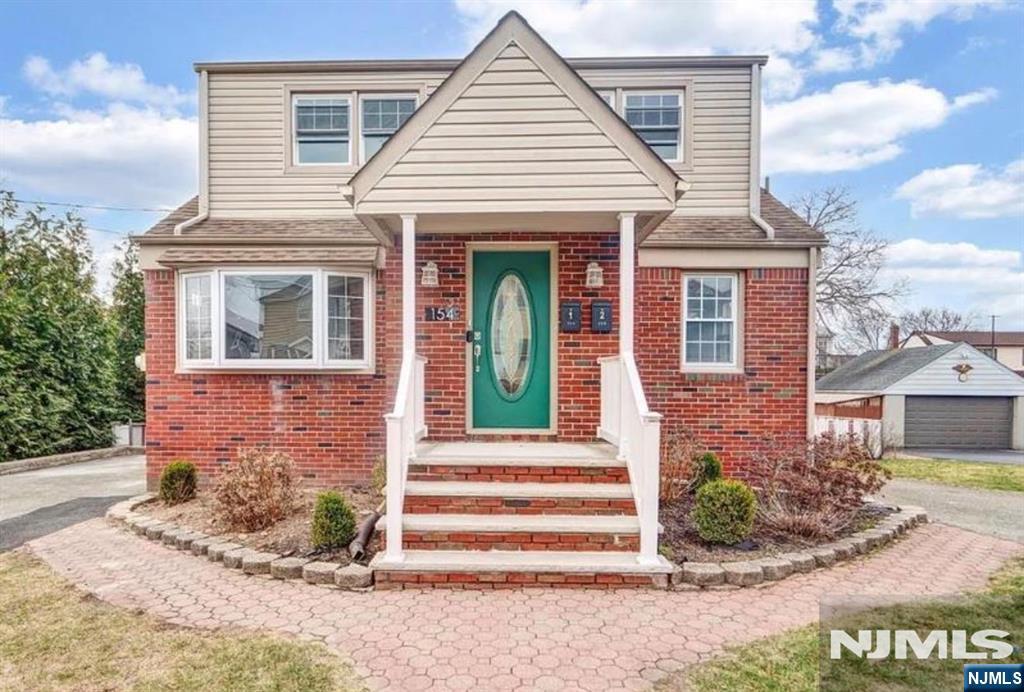 Residential Lease in Elmwood Park